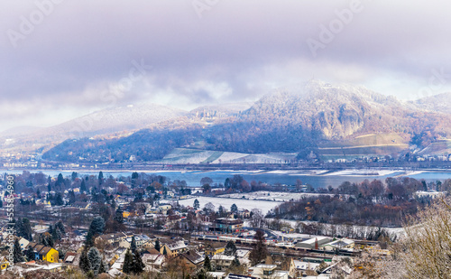 Winterlicher Morgennebel löst sich vom Drachenfels im Siebengebirge bei Bonn