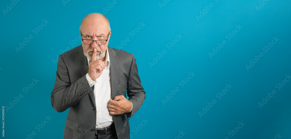Fotografie A man shows a sign of silence with a non-verbal gesture