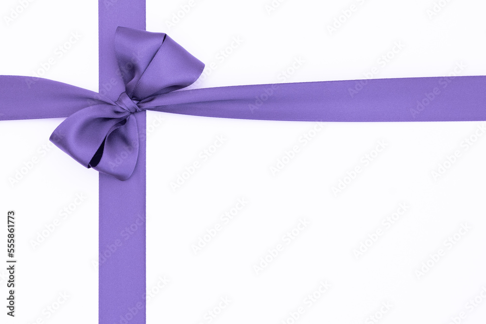 Nœud de ruban de satin pour paquet cadeau de couleur violet, isolé sur du fond blanc. Arrière-plan avec nœud en ruban sur fond blanc. Nœud de ruban de satin pour paquet cadeau de couleur violet, isolé sur du fond blanc. Arrière-plan avec nœud en ruban sur fond blanc.