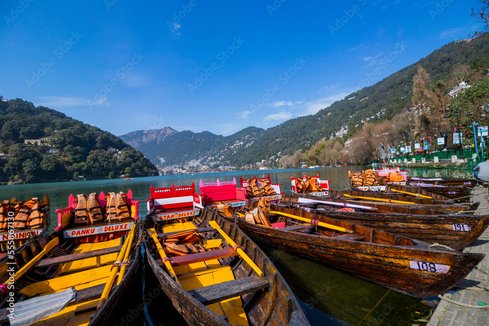 Fototapeta premium Nainital lake in the autumn months