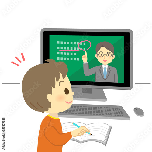 イラスト素材:パソコン画面を見てオンライン授業を先生から受ける笑顔の小学生（男の子/ポジティブ）（透過背景） 