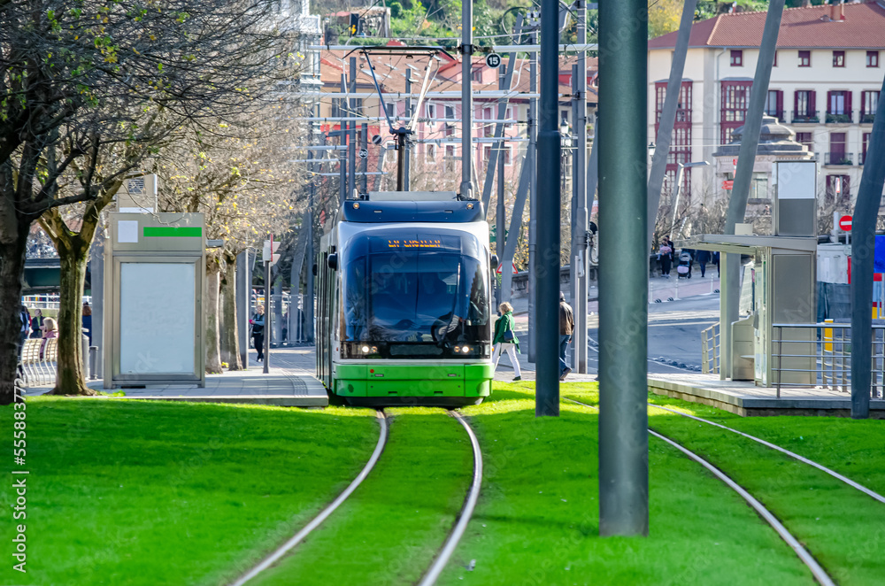 Obraz premium Tranvía parado en la estación en Bilbao