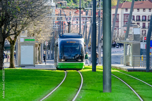 Tranvía parado en la estación en Bilbao