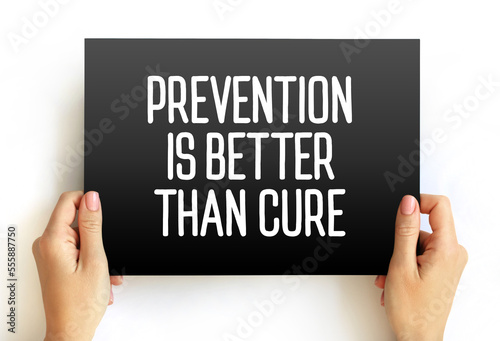 Foto Prevention is Better than Cure text quote on card, concept background