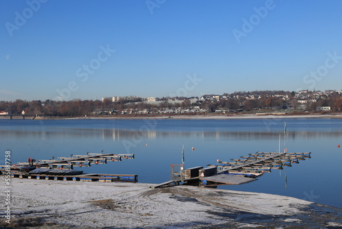 Sonniger Wintertag am Möhnesee im Sauerland photo