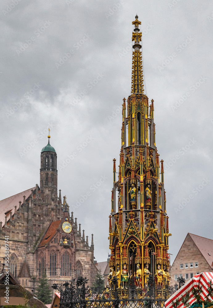 Der schöne Turm auf dem Hauptmarkt in Nürnberg und die Frauenkirche zur Adventszeit