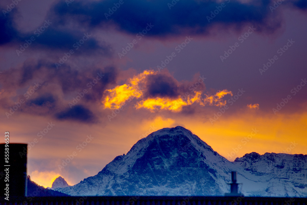 Sonnenaufgang in den Berner Alpen mit Blick auf den Eiger