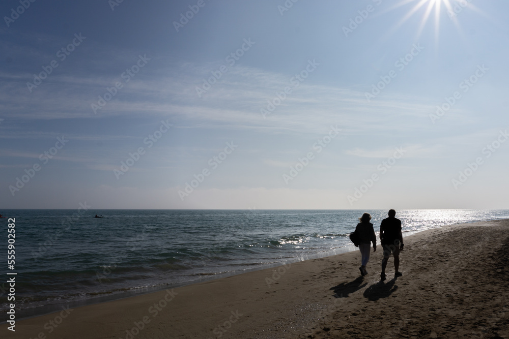 Naklejka premium Walking along the beach on a beautiful winter day.