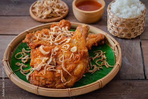 Canvas Print Crispy fried chicken with deep fried shallot on banana leaf in basket (Hat Yai f