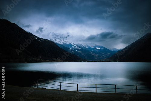 un lago di montagna sulle alpi svizzere in inverno