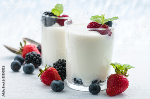Naturjoghurt mit frischen Früchten, Beeren und Minze