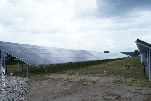 elektrownia słoneczna, farma fotowoltaiczna, panele fotowoltaiczne i agrofotowoltaika latem