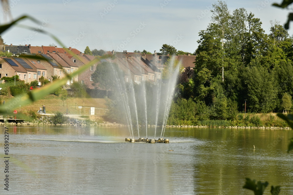 Fototapeta premium Petit arc-en-ciel dans la fontaine du lac au parc du Paradis à Braine l'Alleud