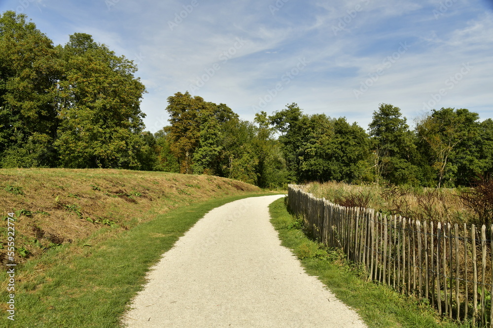 Chemin en gravier beige pour la promenade en pleine nature au parc du Paradis à Braine l'Alleud en Brabant Wallon Chemin en gravier beige pour la promenade en pleine nature au parc du Paradis à Braine l'Alleud en Brabant Wallon