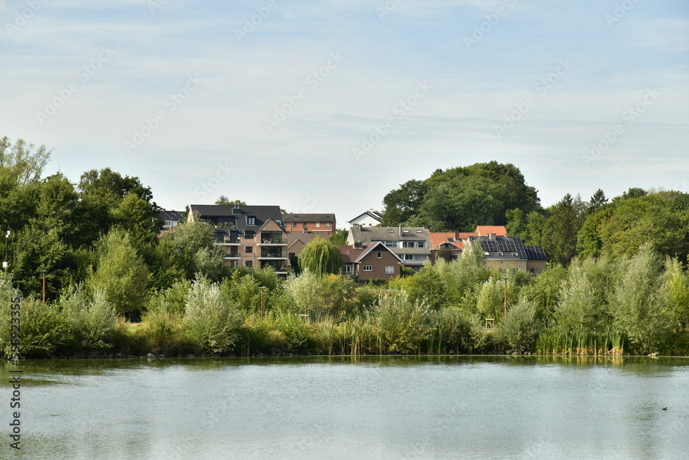 Lotissement résidentiel émergeant de la végétation luxuriante du parc du Paradis à Braine l'Alleud en Brabant Wallon Lotissement résidentiel émergeant de la végétation luxuriante du parc du Paradis à Braine l'Alleud en Brabant Wallon