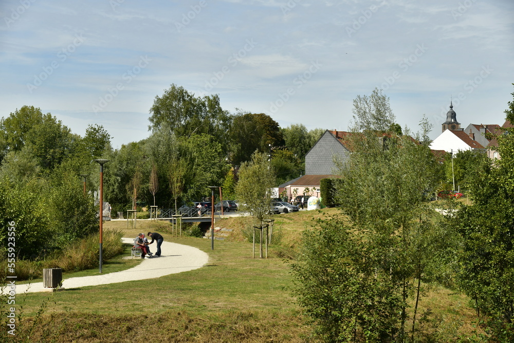 Chemin en plaine nature au parc du Paradis à Braine l'Alleud en Brabant Wallon 
