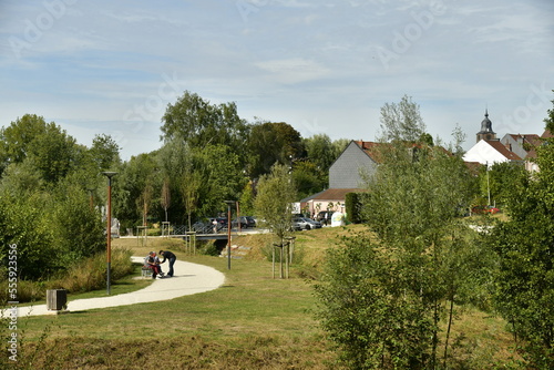 Chemin en plaine nature au parc du Paradis à Braine l'Alleud en Brabant Wallon 
 photo