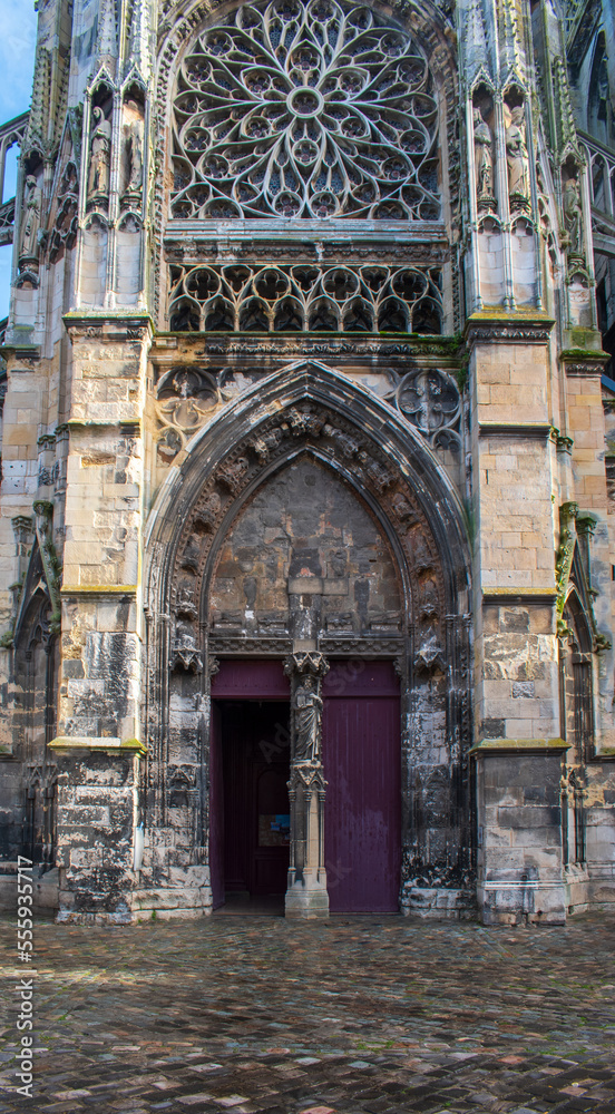 Fototapeta premium Entrée de l'église Saint-Jacques à Dieppe, Seine-Maritime, France