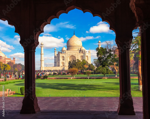 Obraz na płótnie Taj Mahal through the Arch of the Great Gate, India, Agra w salonie