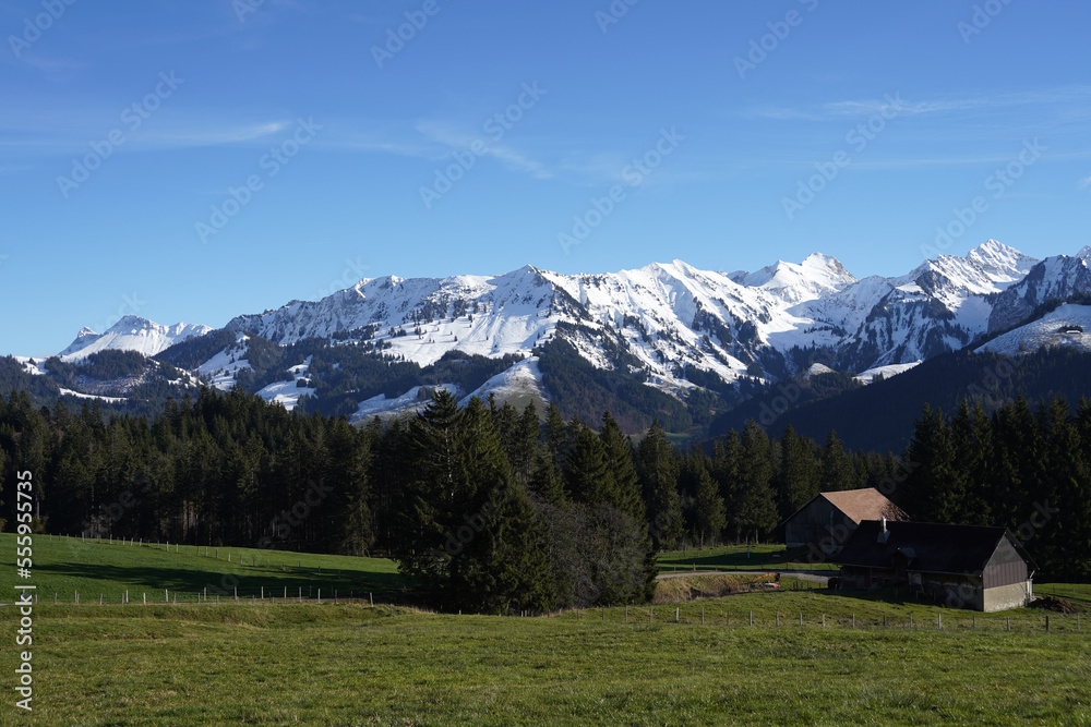 Premières neiges sur les montagnes suisses