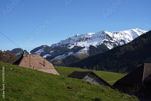 Châlet suisse en automne, devant les sommets enneigés