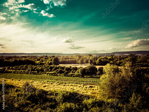 Dramatischer Himmel über dem Feld