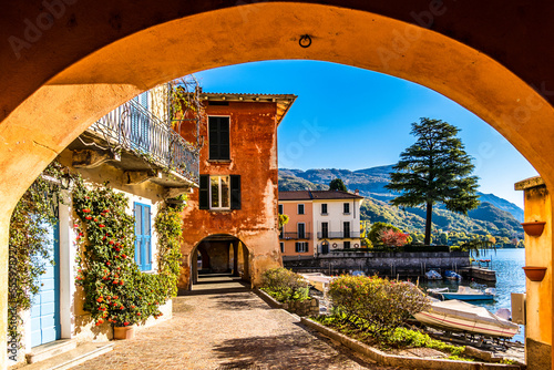 Cuadro en lienzo old town and port of Mandello del Lario in italy