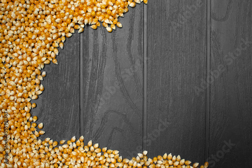 granos de maíz sobre mesa negra de madera con espacio para texto   photo