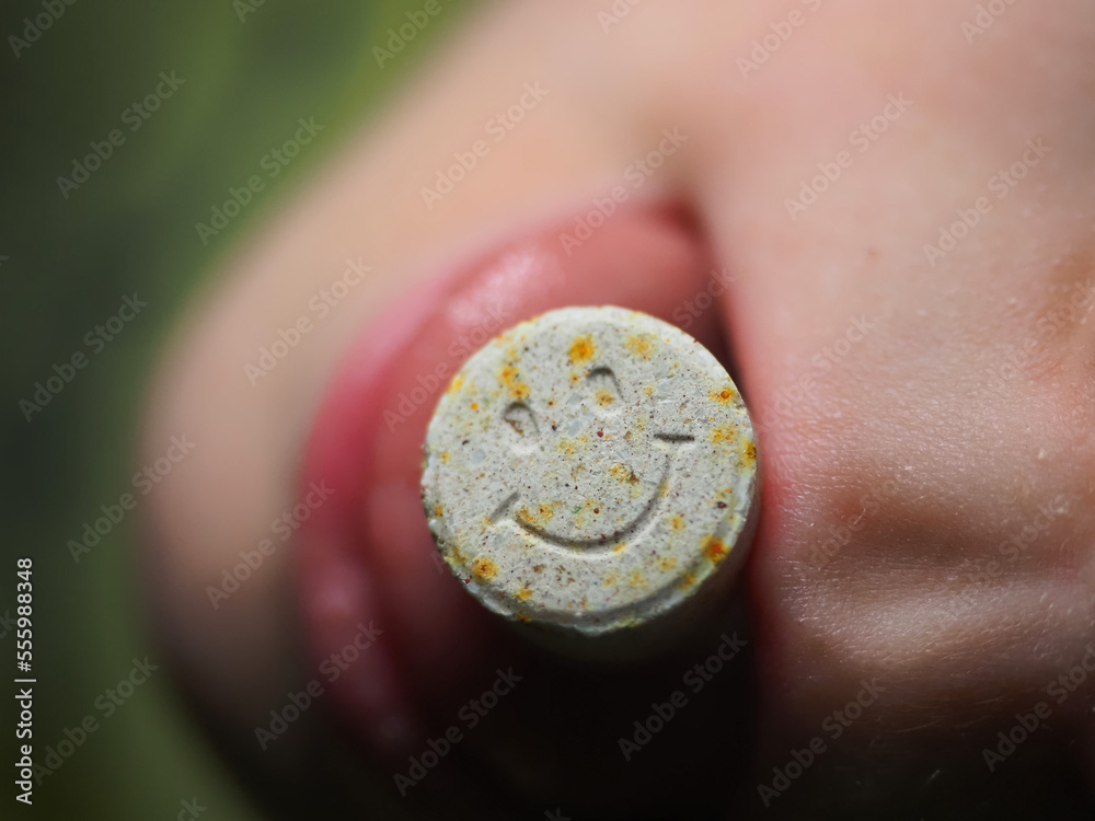 Naklejka premium vitamin with a picture of a smile on the child's tongue