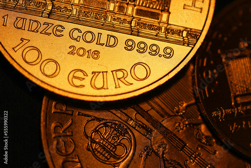 Investment Goldmünzen mit jeweils 1 Unze auf schwarzem Untergrund.