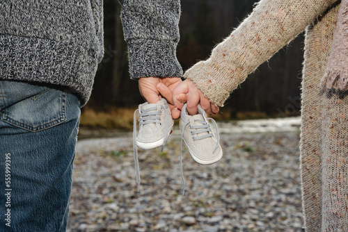 Baby, schwanger, Schwangerschaftsshooting, Fotoshootings, Paar, Hände, Schuhe, Babyschuhe