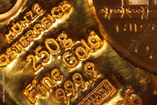 Goldbarren für Investment mit einer 1 Unzen Goldmünze.