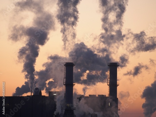 Klimakrise - rauchende Schlote blasen CO2 in die Luft	