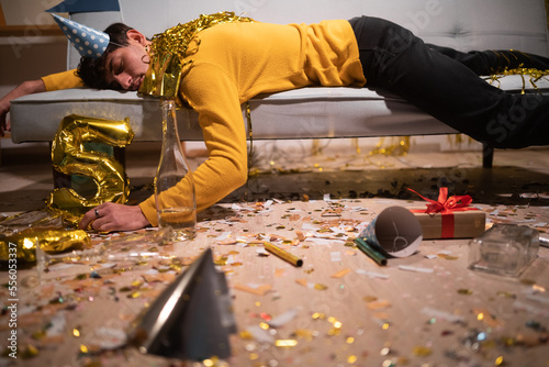 Canvas Print Drunk man sleep in room after birthday party