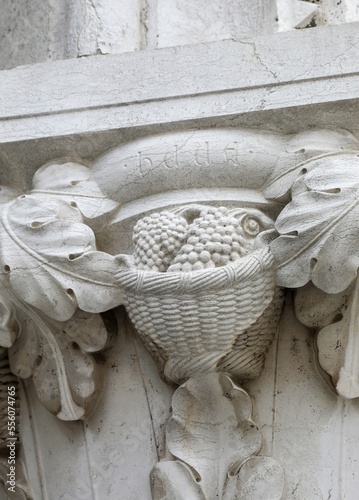 фотографія Sculpture with the writing HUUA which means grape in Venetian dialect in Venice