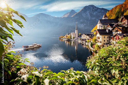 Fotografia Beautiful sunny landscape of Hallstatt mountain village with Hallstatter lake and boat in Austrian Alps