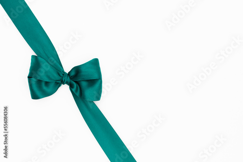 Nœud de ruban de satin pour paquet cadeau de couleur vert, isolé sur du fond blanc. Arrière-plan avec nœud en ruban sur fond blanc.