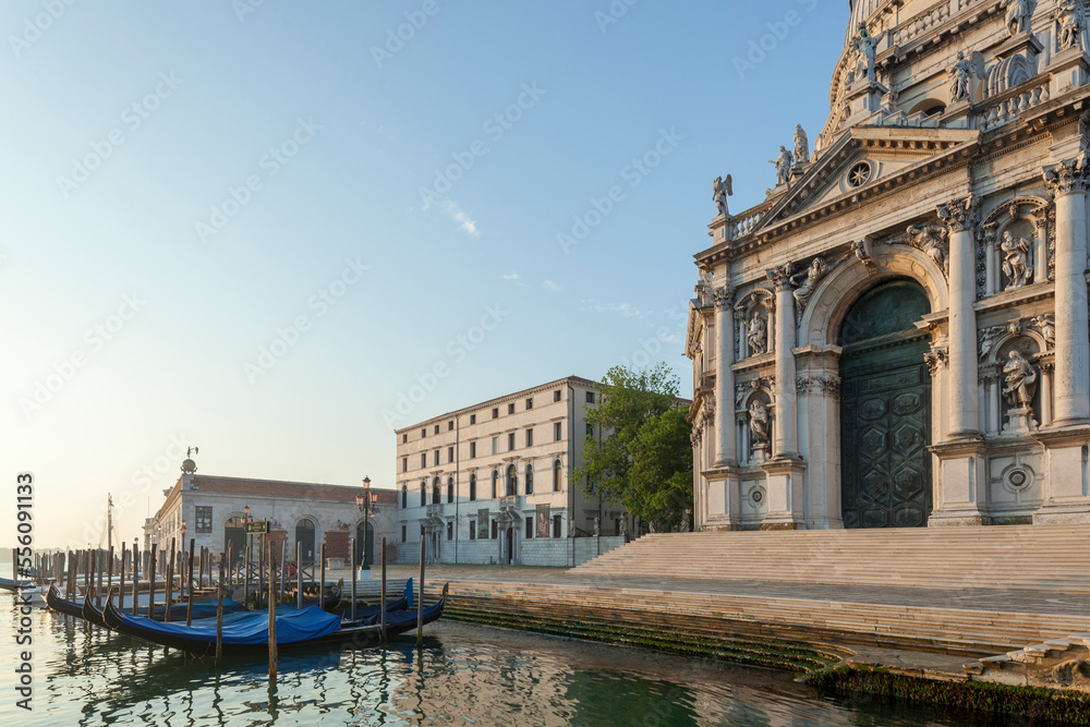 Venezia.Basilica di Santa Maria della Salute e Palazzo Patriarcale con gondole in Canale
