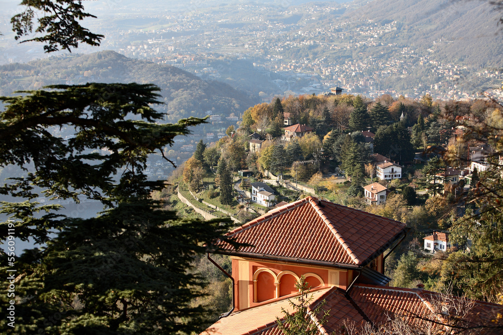 Brunate, Como. Panorama del lago dall' alto.
