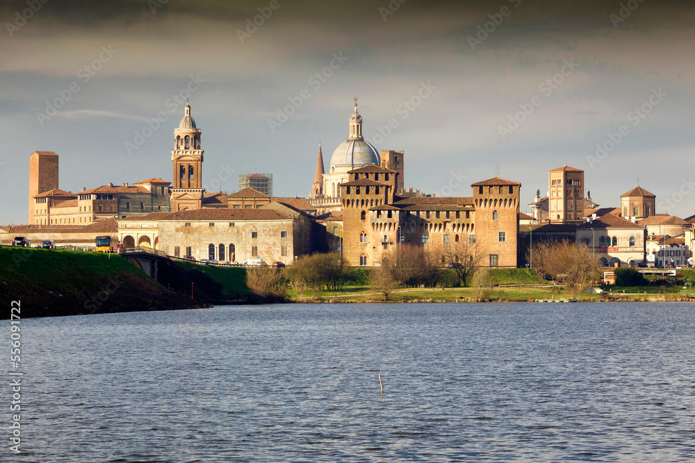 Vista della città di Mantova sul lago inferiore
