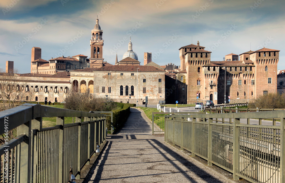 Mantova. Skyline del centro storico dal Ponte di San Giorgio