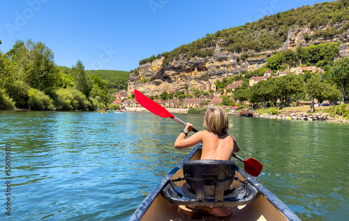 Fotografering teenager canoeing on canoe on river