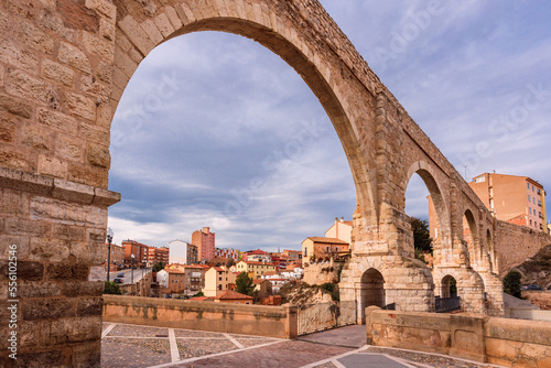 Old Los Arcos Aqueduct in Teruel, Spain Fototapet