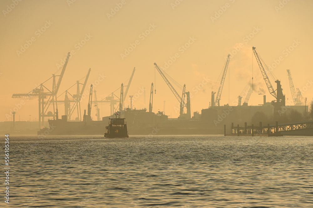 Hamburger Hafensilhouette; Blick von den St. Pauli Landungsbrücken über die Norderelbe nach Steinwerder