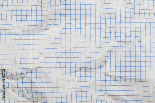 Hoja de papel blanca cuadriculada de un cuaderno, arrugada	