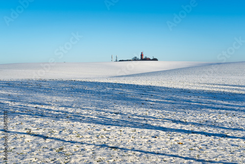 Blick auf den Bastorfer Leuchtturm im Schnee.