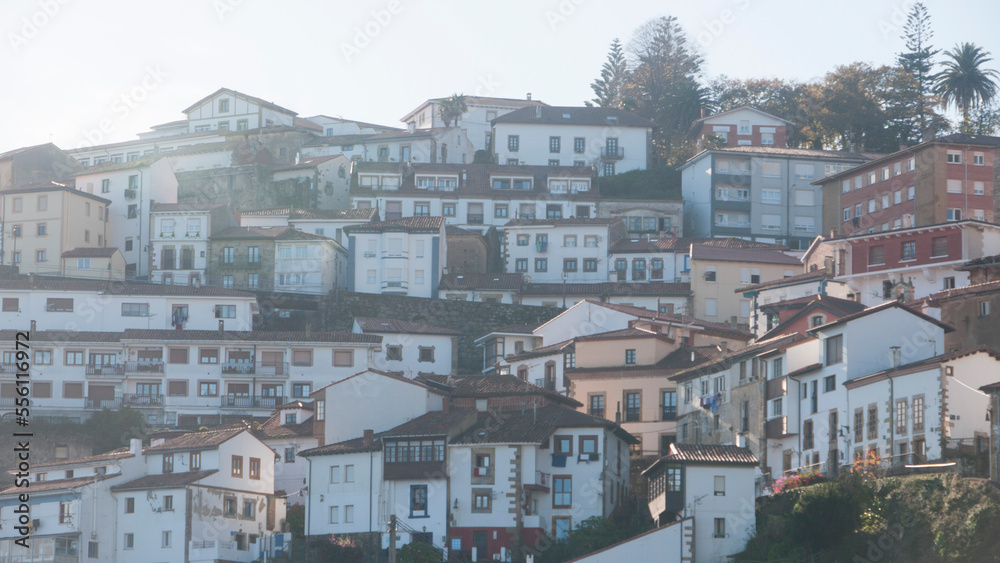 Casas de pueblo en ladera de monte