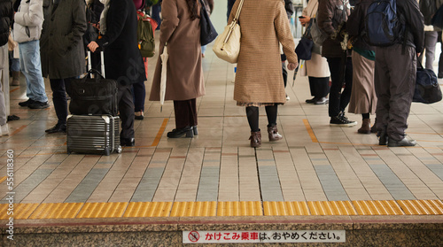 年末の名古屋駅のホームで帰省する人々の姿 photo