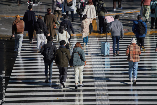 年末の街の交差点の横断歩道で歩く人々の姿 photo