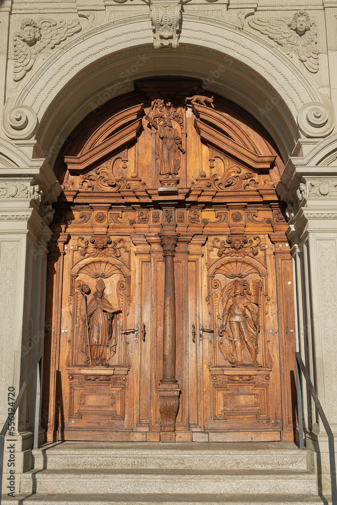 Hauptportal der Hofkirche St. Leodegar, Luzern, Schweiz